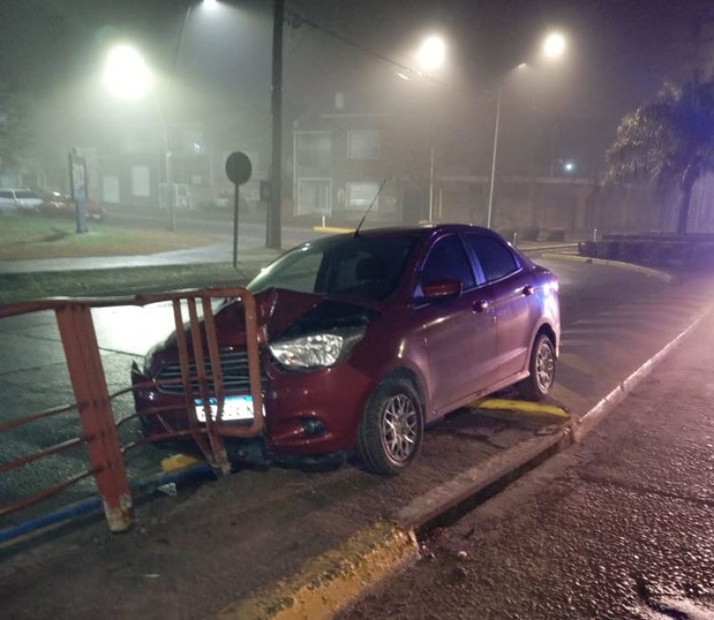 Se despist y termin incrustado en la baranda del puente